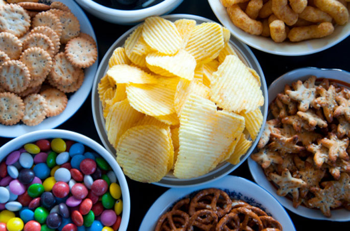 6 alimentos que devem ser evitados na dieta das crianças