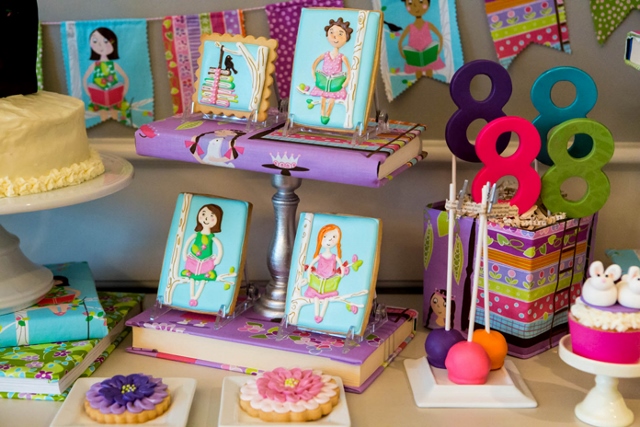 Mesa de bolos e doces