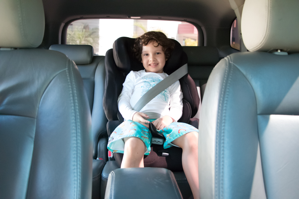 O melhor lugar para instalar o dispositivo de segurança é no assento central traseiro do carro com cinto de 3 pontos