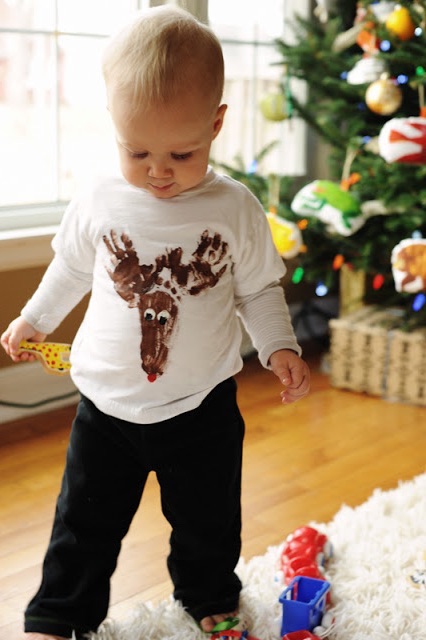 Camiseta Rena de Natal usando impressões das mãos e pé do seu filho