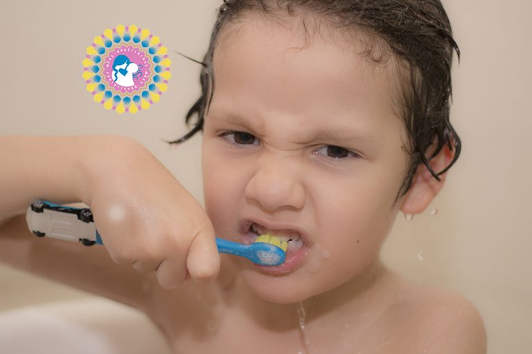 Criança escovando os dentes – Autonomia com supervisão