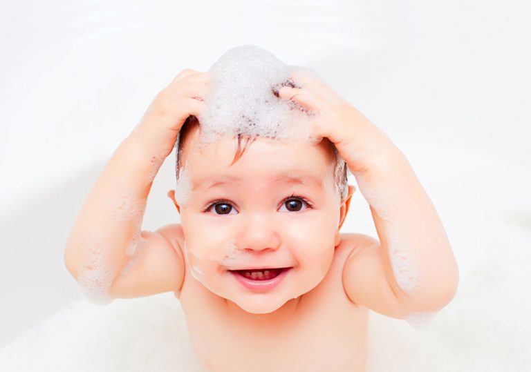 Como lavar o cabelo do bebê mantendo a hidratação