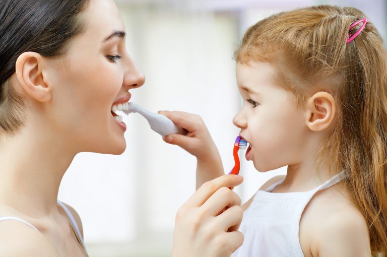Você sabia que os dentes permanentes podem nascer mesmo antes de caírem os dentinhos de leite?