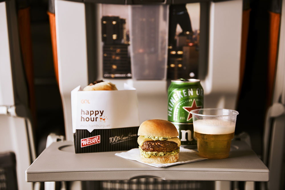GOL oferece serviço de bordo gratuito com hambúrguer Johnny Rocket's