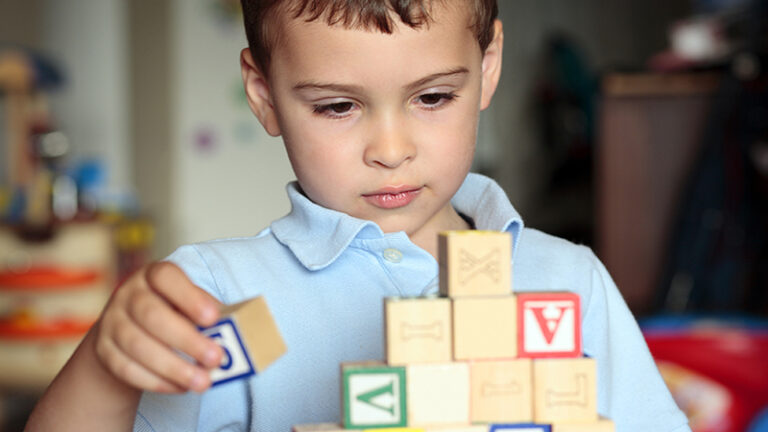Bilinguismo e Autismo: Como o Bilinguismo Pode Ajudar Crianças Autistas