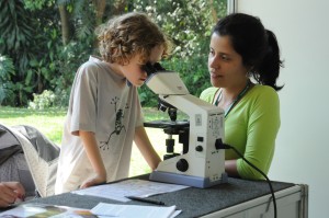 De olho: os estudantes podem ver e aprender na prática aquilo que leem nos livros