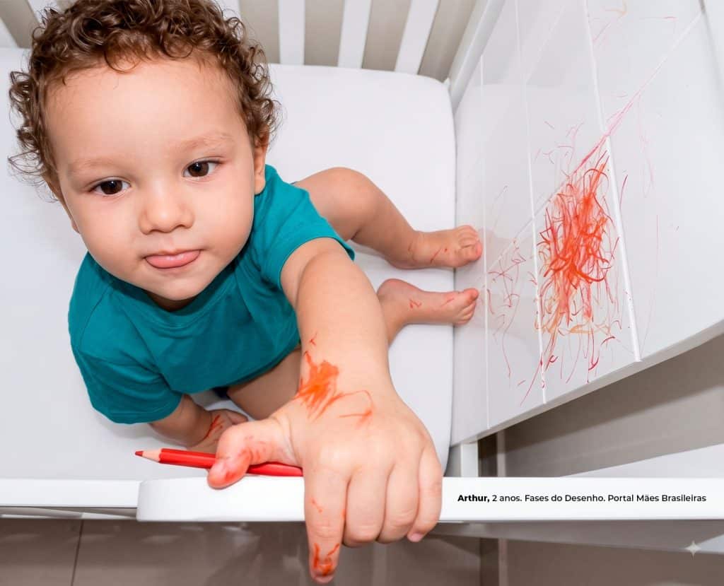 Criança desenhando em 2013 para ilustrar artigo sobre desenhos infantis