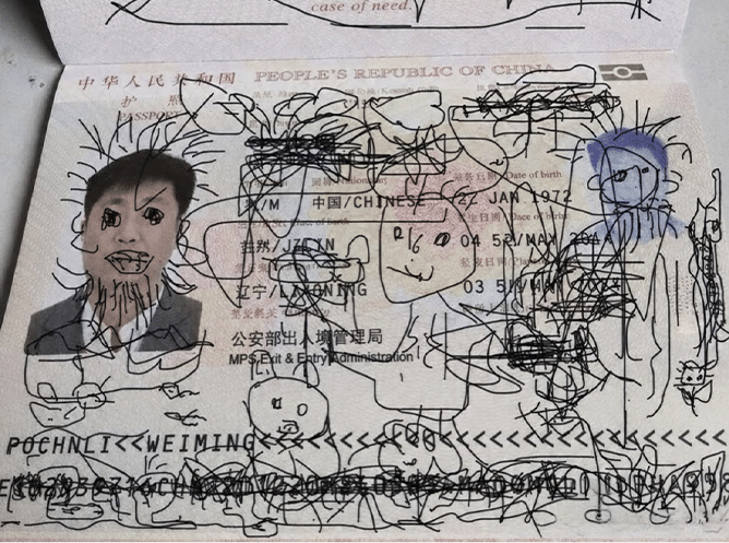 Passaporte chinês coberto de rabiscos feitos por criança; veja como analisar os desenhos de seu filho