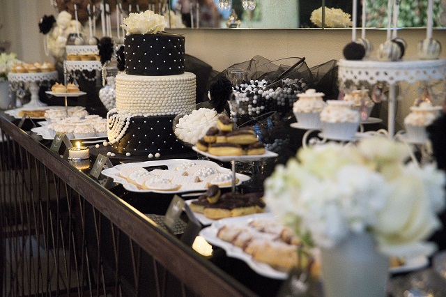 Mesa bolo festa de 40 anos elegante preto e branco