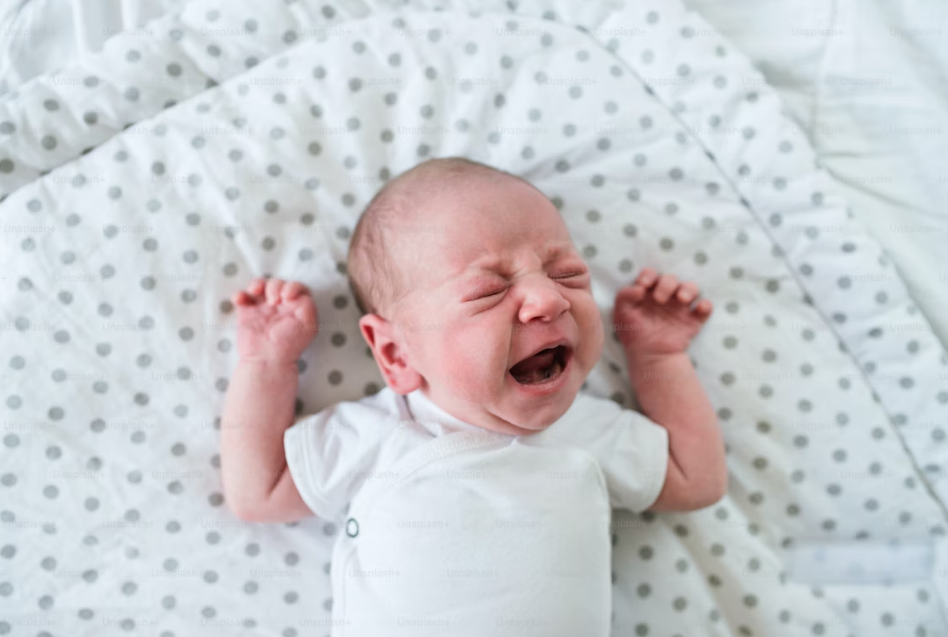 Deixar bebê chorando no berço