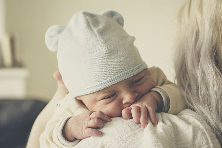 Deixar bebê chorando no berço como forma de "acostumá-lo" pode ser prejudicial 