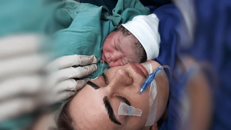 Vídeo de mãe inconsciente no parto e o recém-nascido